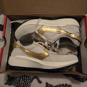 Nike Women's Shoes size 7.5 (only worn once)